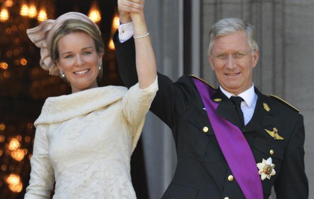 Le roi Philippe de Belgique et sa femme la reine Mathilde saluent la foule le 21 juillet 2013 depuis le balcon du Palais royal à Bruxelles [ERIC LALMAND / BELGA/AFP]