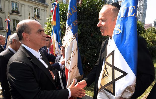 Le ministre délégué chargé des Anciens combattants, Kader Arif (g), sert la main d'un membre de la communauté juive, à l'occasion de la commémoration des 71 ans de la rafle du Vél d'hiv, le 21 juillet 2013 à Paris [Pierre Andrieu / AFP]