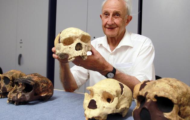 Le paléontologue Henri de Lumley montre un crâne découvert le 16 juillet 2013 sur le site de Tautavel [Raymond Roig / AFP]
