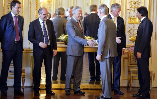 Le roi Philippe (au centre) reçoit les membres du gouvernement le 22 juillet 2013 au Palais royal de Bruxelles [Eric Lalmand / Belga/AFP]