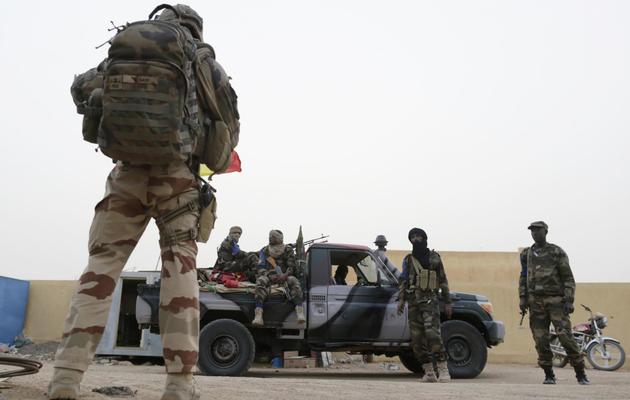 Un soldat français patrouille avec l'armée malienne, le 27 juillet 2013 à Kidal [Kenzo Tribouillard / AFP/Archives]