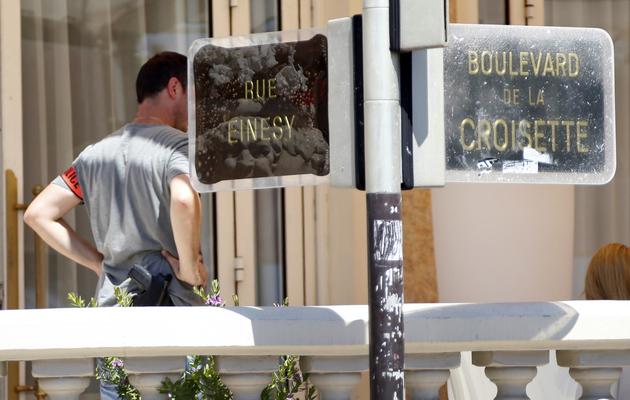 Un policier inspecte l'hôtel Carlton de Cannes, le 28 juillet 2013 après un vol de bijoux [Valery Hache / AFP]