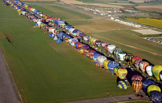391 montgolfières alignées sur l'aérodrome du Lorraine Mondial Air Ballons, à Chambley-Bussières (Meurthe-et-Moselle), le 1er août 2013 [Jean-Christophe Verhaegen / AFP]