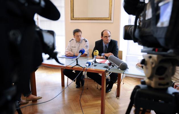Le procureur adjoint de Metz, Laurent Czernik (d), et le chef de la police messine Raphaël Kowalski, lors d'une conférence de presse le 7 août 2013 à Metz [Jean-Christophe Verhaegen / AFP]