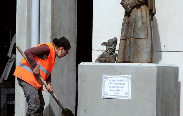 Une femme nettoie les rues de Lourdes, le 20 septembre 2013 [Pascal Pavani / AFP/Archives]