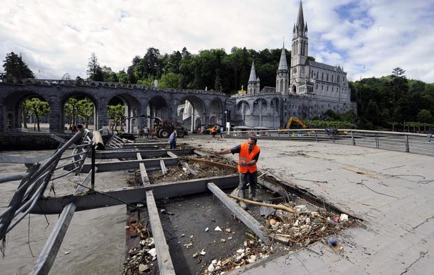 Un homme nettoie un sanctuaire de Lourdes, au pied de Notre-Dame-du-Rosaire, le 20 septembre 2013 [Pascal Pavani / AFP/Archives]
