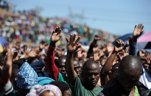 Des mineurs de Marikana en Afrique du Sud lors de la journée de commémoration du 16 août 2013 [Stephane de Sakutin / AFP]