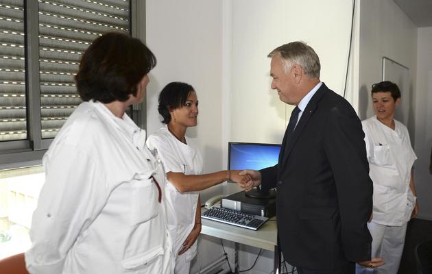 Le Premier ministre Jean-Marc Ayrault le 20 août 2013 à l'hôpital de la Conception, à Marseille [Boris Horvat / AFP]