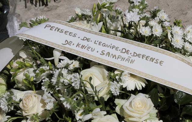 Une couronne funéraire destinée à Jacques Vergès, dont les funérailles ont eu lieu en l'église Saint-Thomas d'Aquin à Paris, le 20 août 2013 [Jacques Demarthon / AFP]