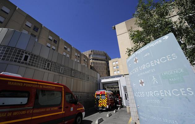 Des pompiers arrivent aux urgences d'un hôpital de Marseille, le 20 août 2013 [Boris Horvat / AFP]