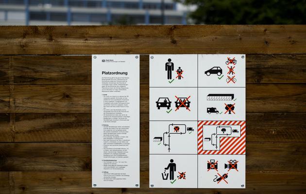 Les instructions, sous forme de pictogrammes, du premier drive-in consacré au sexe, à Zurich, le 24 août 2013 [Fabrice Coffrini / AFP]