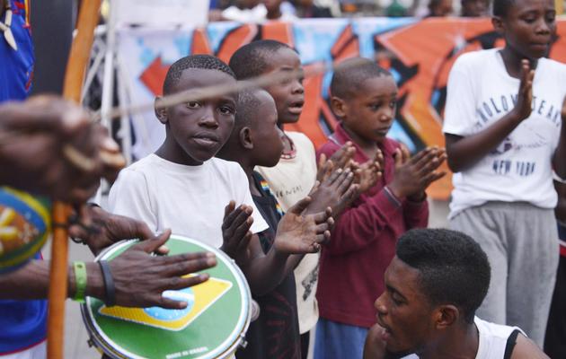 Des enfants des rues de Kinshasa assistent le 24 août 2013 à un spectacle de capoeira, un art martial brésilien, dans la capitale congolaise [Junior D. Kannah / AFP]