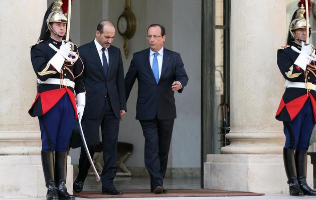 François Hollande (d) et le chef de l'opposition syrienne Ahmad al-Assi al-Jarba lors d'une conférence de presse à l'Elysée, le 29 août 2013 à Paris [Kenzo Tribouillard / AFP/Archives]