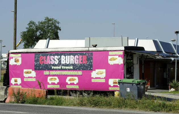 "Class Burger", un camion à hamburgers, garé devant un McDonald's à Toulouse, le 30 août 2013 [Pascal Pavani / AFP]