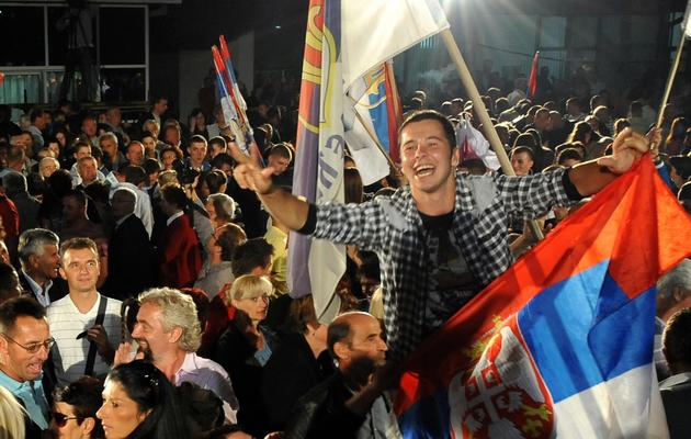 Des partisans de Momcilo Krajisnik célèbrent son retour à Pale le 30 août 2013 [Elvis Barukcic / AFP]