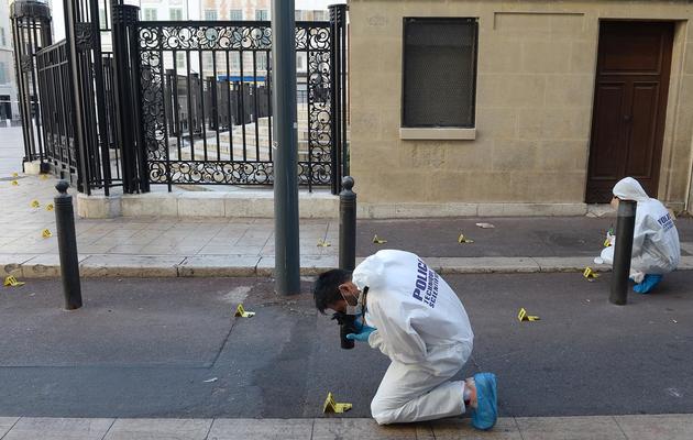 Des enquêteurs sur le lieu d'une fusillade le 1er septembre 2013 dans le quartier de l'Opéra à Marseille [Boris Horvat  / AFP]