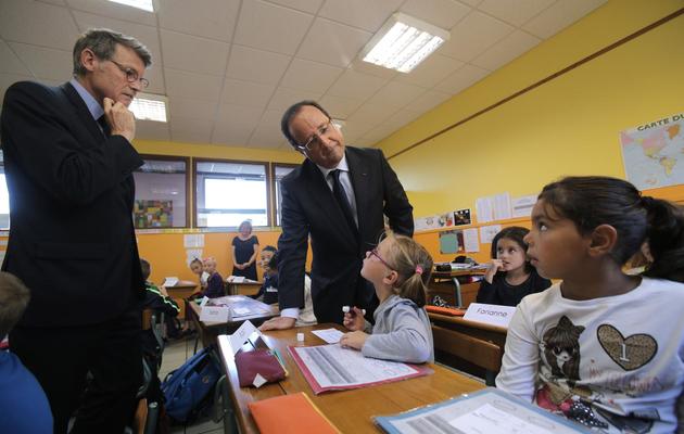 François Hollande et Vincent Peillon visitent une école à Denain, dans le nord de la France, le 3 septembre, jour de la rentrée scolaire [Chistophe Ena / Pool/AFP/Archives]