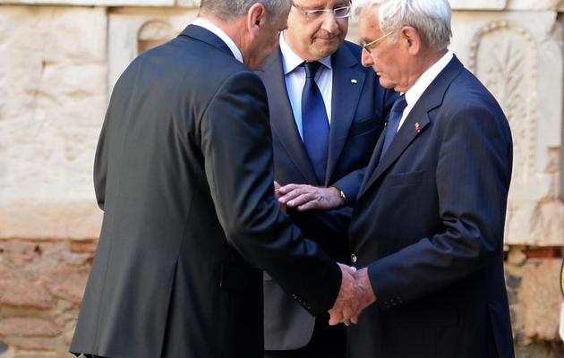 Les présidents allemand Joachim Gauck (G) et français François Hollande (c) et le rescapé Robert Hebras (d) se tiennent la main à Oradour-sur-Glane, le 4 septembre 2013 [Jean-Pierre Muller / Pool/AFP]