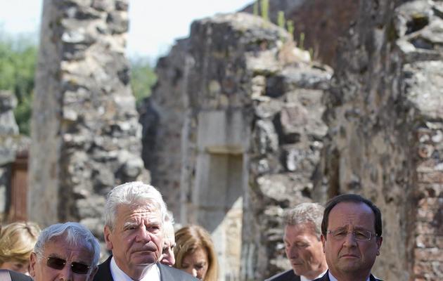 Un rescapé du massacre Robert Hebras (g),Joachim Gauck (c) et François Hollande (d) dans les ruines d' Oradour-sur-Glane, le 4 septembre 2013 [Michel Euler / Pool/AFP]
