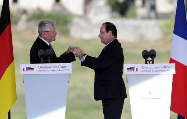 Joachim Gauk (g) et François Hollande à Oradour-sur-Glane, le 4 septembre 2013 [Romain Perrocheau / AFP]