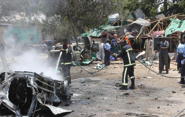 Les secours s'activent sur les lieux du double attentat à Mogadiscio, le 7 septembre 2013 [Adbulfitah Hashi Nor / AFP]