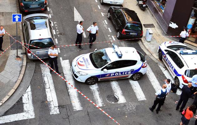 Des policiers devant la bijouterie "La Turquoise" le 11 septembre 2013 à Nice [Jean-Christophe Magnenet / AFP]