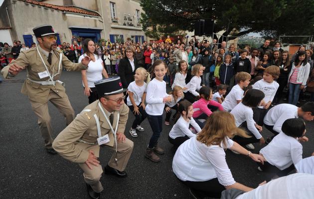 Des comédiens habillés en gendarmes de Saint-Tropez et des enfants rendent hommage à Louis de Funès le 14 septembre 2013 au Cellier (Loire-Atlantique) [Frank Perry / AFP]