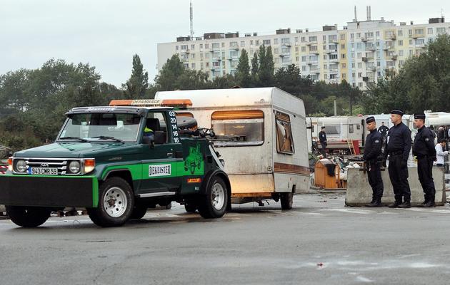 Une caravane est emmenée lors de l'évacuation le 18 septembre 2013 du  campement de Roms de Lille sud [Denis Charlet / AFP Photo]