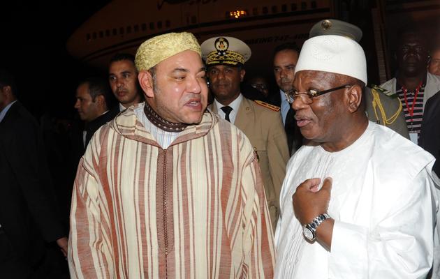 Le roi du Maroc accueilli par Ibrahim Boubacar Keita à son arrivée le 18 septembre 2013 à l'aéroport de Bamako [Habibou Kouyate  / AFP]