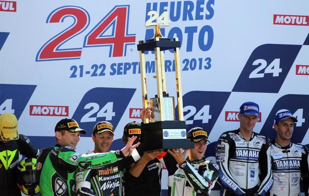 Les pilotes Kawasaki Fabien Foret, Grégory Leblanc et Nicolas Salchaud soulèvent leur trophée des 24h du Mans, le 22 septembre 2013 [Charly Triballeau / AFP]
