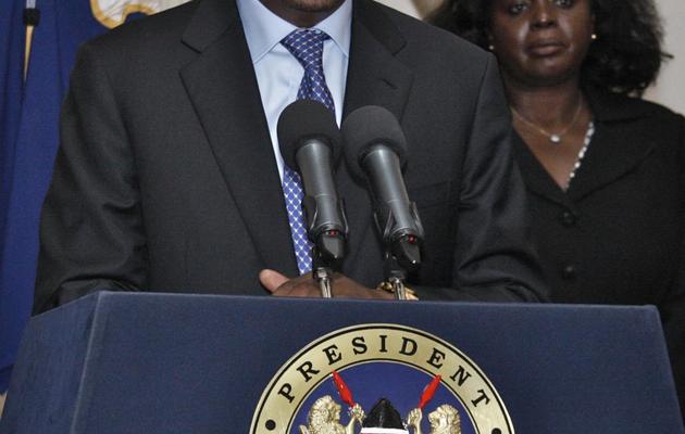 Photo fournie par la présidence kényane du président Uhuru Kenyatta (g) lors d'une conférence de presse, le 24 septembre 2013 à Nairobi  [- / Service de presse présidentiel/AFP]