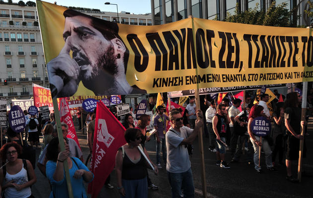 Le portrait de Pavlos Fyssas brandi lors d'une manifestation contre le facisme, le 25 septembre 2013 à Athènes [Louisa Gouliamaki / AFP/Archives]