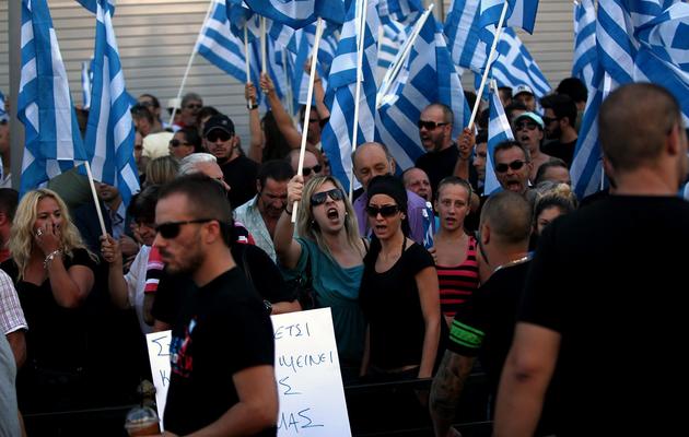 Des partisans d'Aube dorée manifestent devant les locaux de la police d'Athènes le 28 septembre 2013 [Angelos Tzortzinis / AFP]