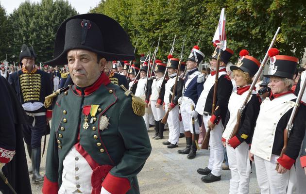 Un homme déguisé en Napoléon Bonaparte inspecte ses grognards le 28 septembre 2013 à Montceaux-les-Meaux [Eric Feferberg / AFP]