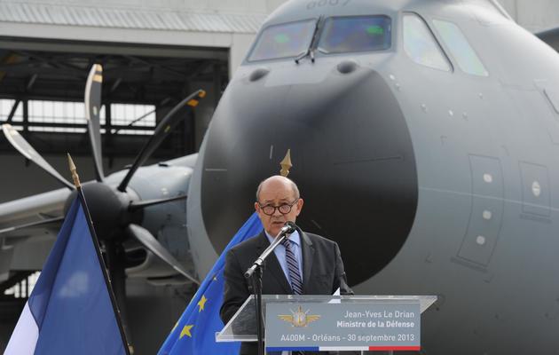 Le ministre français de la Défense Jean-Yves Le Drian, le 30 septembre 2013 sur la base BA123 à Saint-Jean-de-la-Ruelle, près d'Orléans [Alain Jocard / AFP]