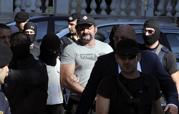 Yannis Lagos escorté par la police, le 2 octobre 2013 au tribunal d'Athènes  [Louisa Gouliamaki / AFP]