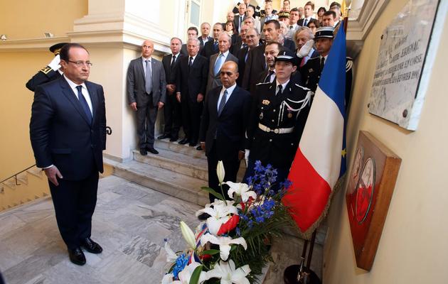 Le président François Hollande et le secrétaire d'État aux Anciens combattants Kader Arif, en Corse, à Ajaccio, le 4 octobre 2013  [Pascal Pochard Casabianca / AFP/Archives]
