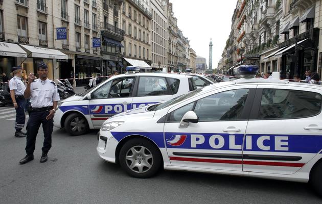 Des policiers bloquent la rue de la Paix à Paris après un braquage dans une bijouterie, le 4 octobre 2013  [Thomas Samson / AFP]