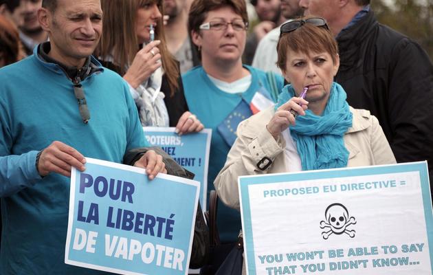 Des usagers et fabricants de cigarettes électoniques manifestent devant le Parlement européen à Strasbourg, le 7 octobre 2013 [Frederick Florin / AFP]