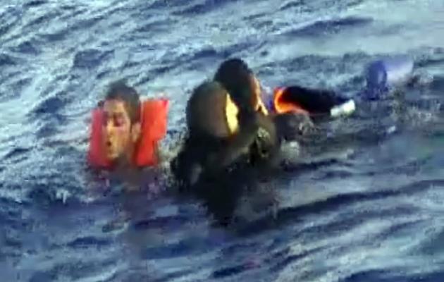 Capture d'écran d'une vidéo de la marine italienne montrant un plongeur en train de secourir des migrants le 12 octobre au large de Malte [. / Marine italienne/AFP]