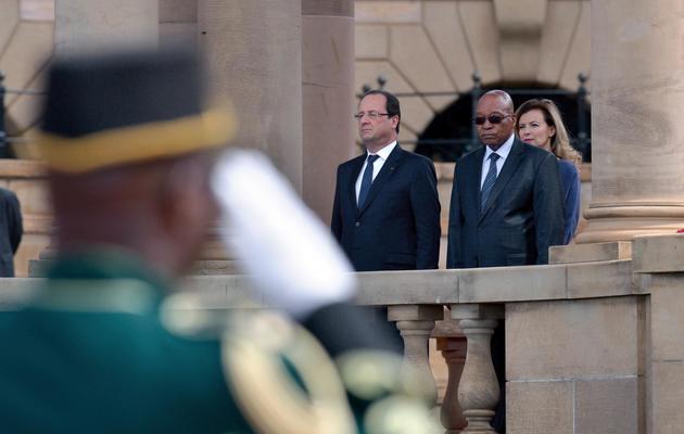 Le président sud-africain Jacob Zuma (d), le président François Hollande et sa compagne Valérie Trierweiler, le 14 octobre 2013 à Pretoria [Alexander Joe / AFP]