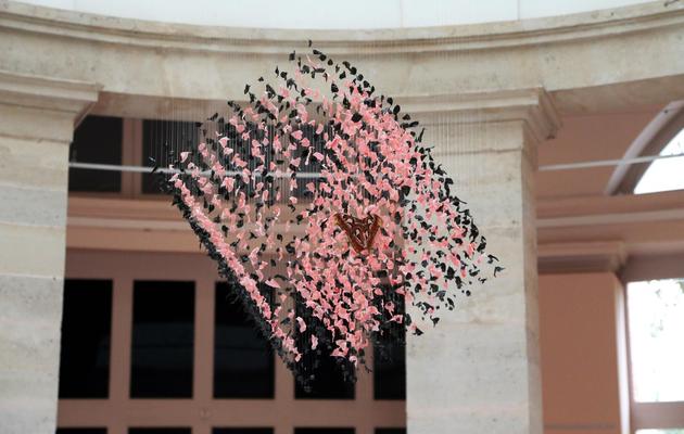 L'artiste Claire Morgan présente son œuvre "Diamond" au Jardin des Plantes à Paris, le 18 octobre 2013 [Jacques Demarthon / AFP]
