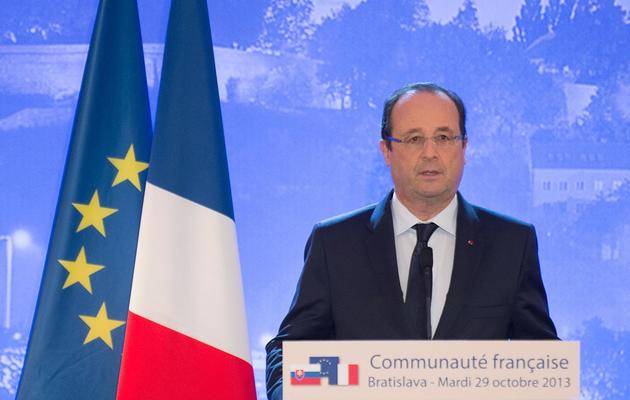 François Hollande annonce la libération des otages le 29 octobre 2013 depuis Brastilava où il est en visite officielle [Martin Bureau / AFP]