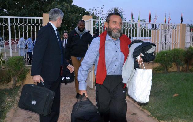 Les ex-otages Thierry Dol et Daniel Larribe à leur arrivée le 30 octobre 2013 à l'aéroport de Niamey [Hama Boureima / AFP]