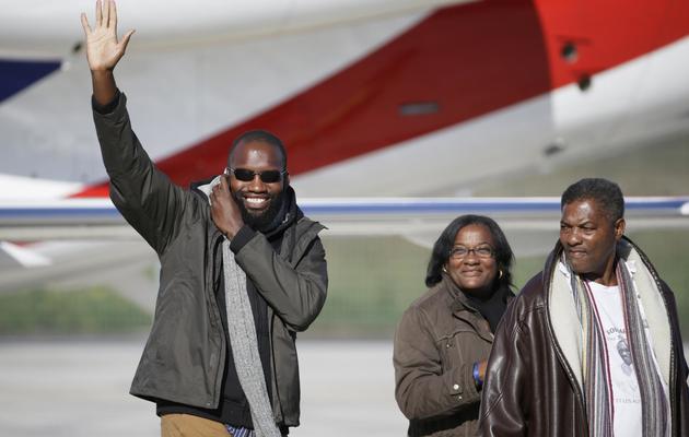 L'ex-otage Thierry Dol retrouve sa famille à son arrivée le 30 octobre 2013 à l'aéroport militaire de Villacoublay [Kenzo Tribouillard / AFP]