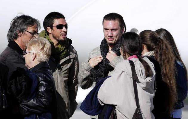 L'ex-otage Pierre Legrand accueilli par ses proches à son arrivée le 30 octobre 2013 à l'aéroport militaire de Villacoublay [Kenzo Tribouillard / AFP]