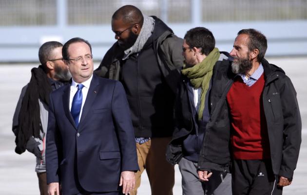 Le président François Hollande accueille le 30 octobre 2013 à l'aéroport de Villacoublay les quatre ex-otages au Niger   [Kenzo Tribouillard / AFP/Archives]