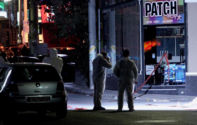 Des membres de la force anti-terroriste grecque à l'extérieur du local d'Aube dorée à Athènes, devant lequel deux militants ont été tués le 1er novembre 2013 [Angelos Tzortzinis / AFP]