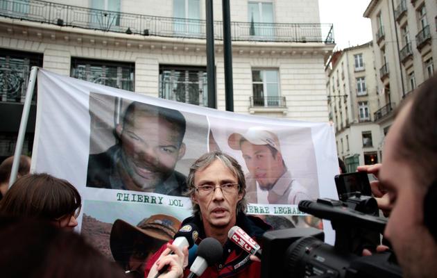 Le père de Pierre Legrand s'exprime devant la presse lors d'un rassemblement à Nantes le 2 novembre 2013 pour fêter le retour en France de l'ex-otage au Niger [Charly Triballeau / AFP]