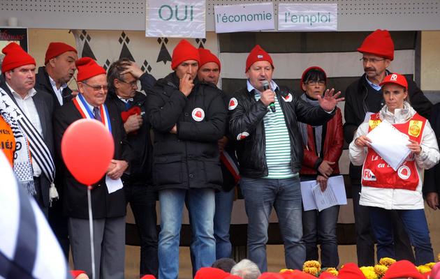 Thierry Merret, président de la FDSEA (Micro) entouré de syndicalistes et du maire Carhaix-Plougher Christian Troadec, tous coiffés de bonnets rouges le 2 novembre 2013 à Quimper  [Fred Tanneau / AFP/Archives]